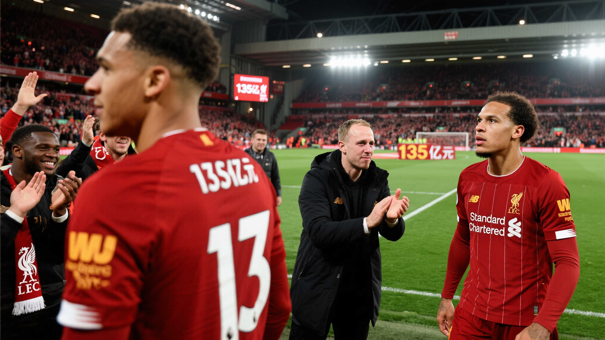 利物浦强势重组!1.4亿超级锋霸加盟,1.35亿核心黯然离队 一面是欢喜迎接,一面则是无奈告别。这种复杂情绪弥漫